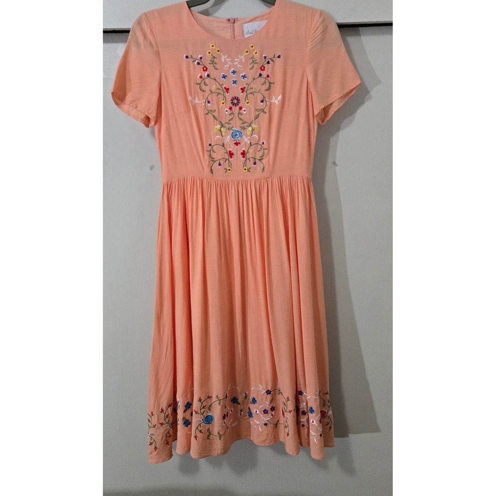 Clad & Cloth Pretty Peach Floral Embroidered Short Sleeve Midi Dress Womens XSM